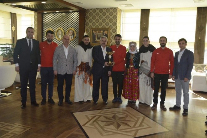 Halk oyunları ekibi kupalarını Başkan Baran’a takdim etti