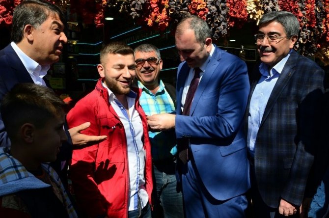 AK Partili Gül ve Özkeçeci’ye esnaftan bozkurtlu karşılama