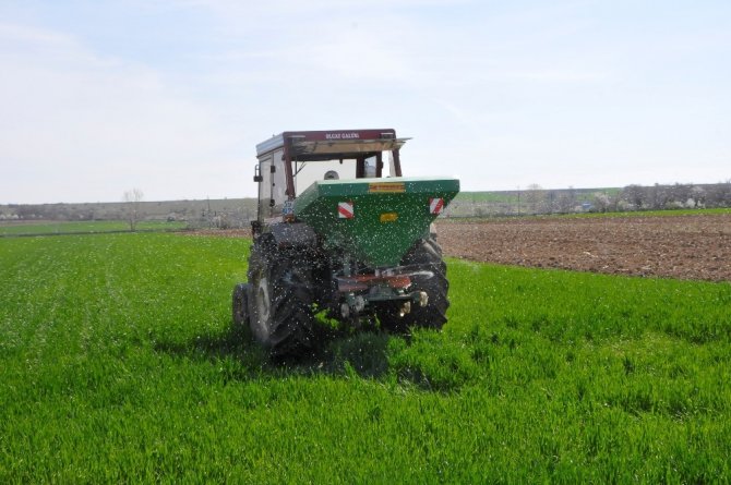 Trakya’da çiftçiler buğday gübreleme mesaisine başladı