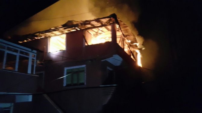 Zonguldak’ta yangın 3 katlı bina kullanılmaz hale geldi