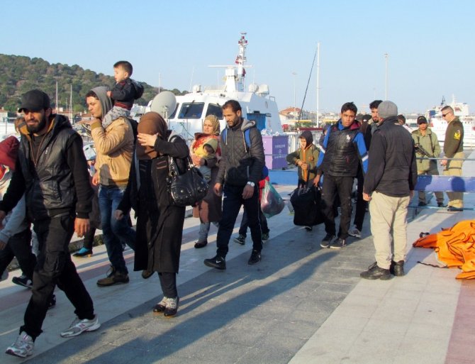 Çeşme’de 67 göçmen botları batmak üzereyken kurtarıldı