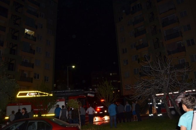 Nazilli’de 10 katı apartmanda çıkan yangın korkuttu