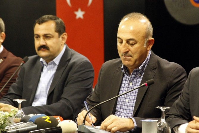 Antalya’da AK Parti’nin ’evet’ standındaki tartışma karakolluk oldu
