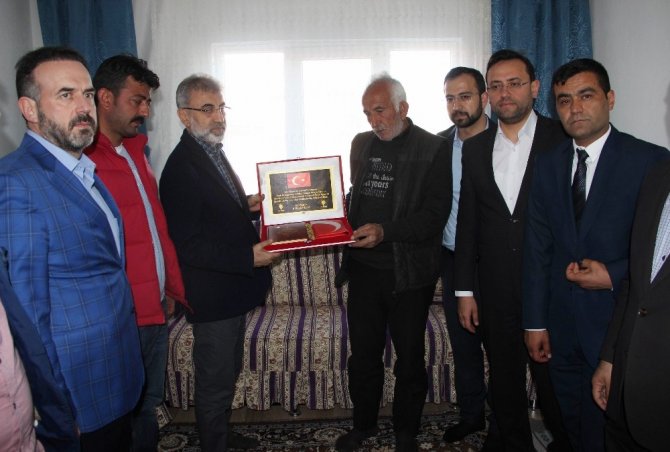 Taner Yıldız, Nevşehir’de şehit ailesini ziyaret etti