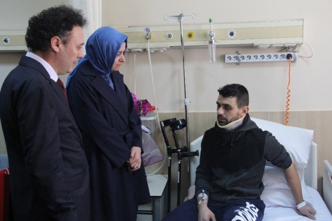 Aile Bakanı Kaya, Hollanda polisinin köpekle saldırdığı Hüseyin Kurt’u hastanede ziyaret etti