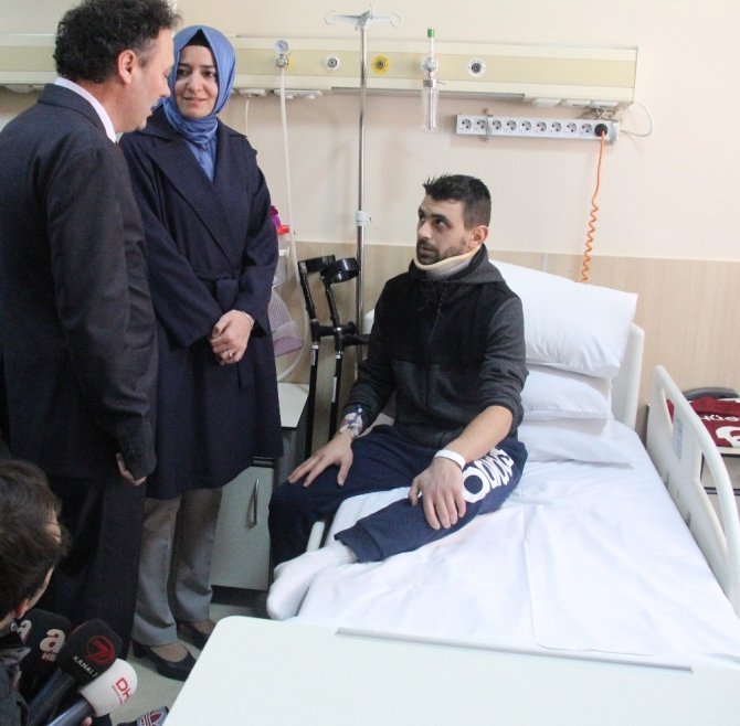 Aile Bakanı Kaya, Hollanda polisinin köpekle saldırdığı Hüseyin Kurt’u hastanede ziyaret etti