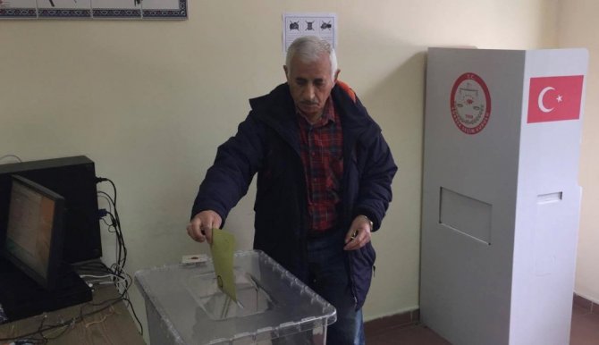 Zonguldak Havaalanı’nda oy kullanma işlemi başladı