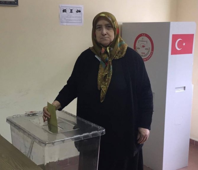 Zonguldak Havaalanı’nda oy kullanma işlemi başladı
