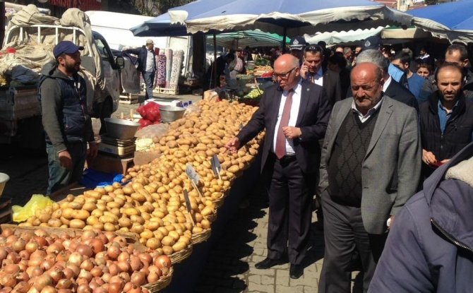 Başkan Eşkinat pazar esnafını tezgahları başında ziyaret etti
