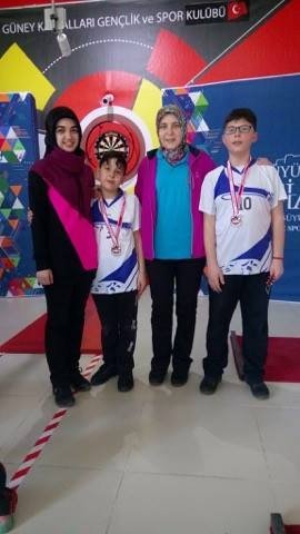 Bozüyüklü dart sporcuları turnuvadan madalya ile döndü