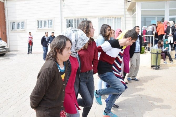 Down sendromlu çocuklar üniversitede halay çektiği