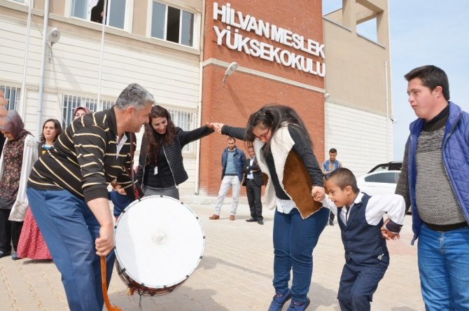 Down sendromlu çocuklar üniversitede halay çektiği