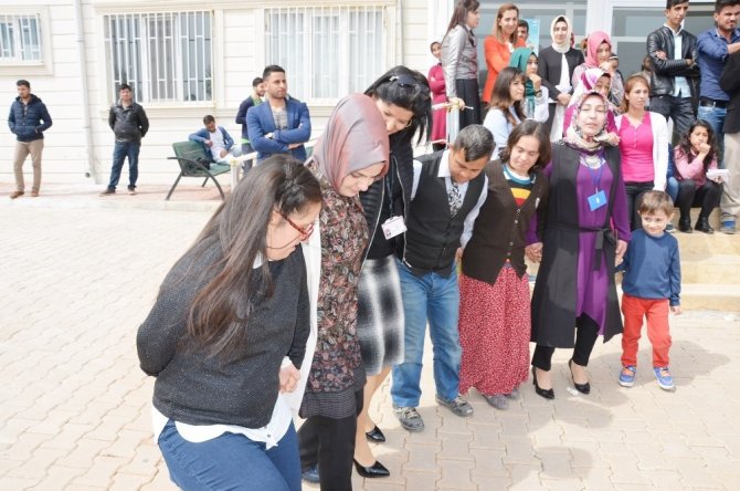 Down sendromlu çocuklar üniversitede halay çektiği