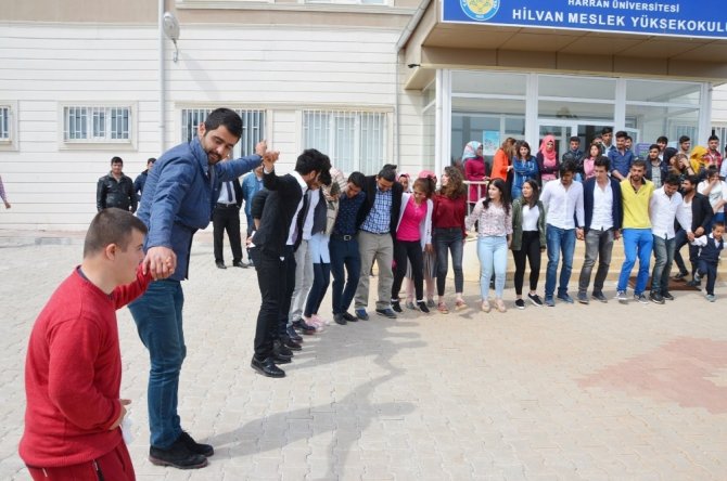 Down sendromlu çocuklar üniversitede halay çektiği