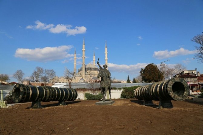 Edirne’de Fatih heykeli geçici olarak Selimiye’nin önüne taşındı