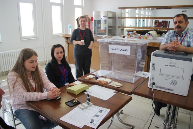 Gurbetçi vatandaşların referandum için oy kullanımı başladı