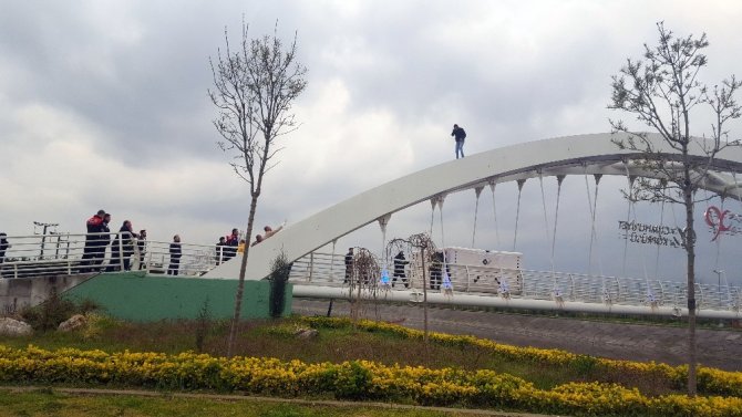 İntihar için köprüye çıkan şahsı polis ve vatandaşlar ikna etti