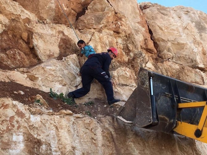 Kayalıklarda mahsur kalan çocuk kurtarıldı