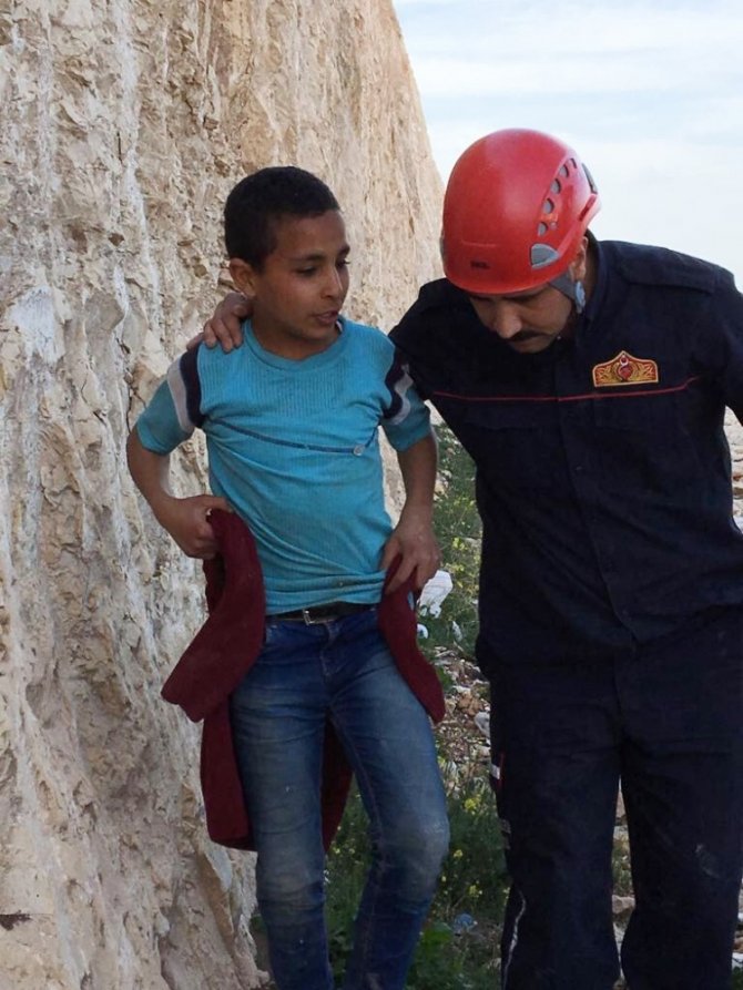 Kayalıklarda mahsur kalan çocuk kurtarıldı
