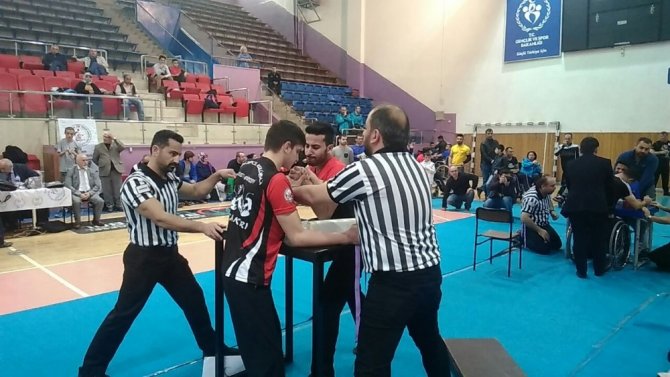 Bilek güreşinde Şanlıurfalı sporcu, Türkiye şampiyonu oldu