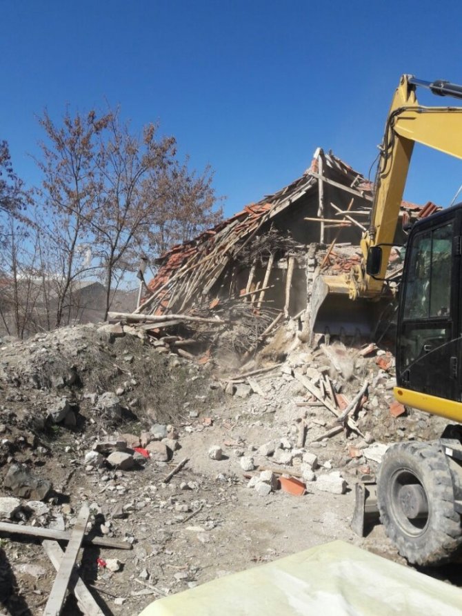 Seydişehir Belediyesi metruk binaları yıkıyor