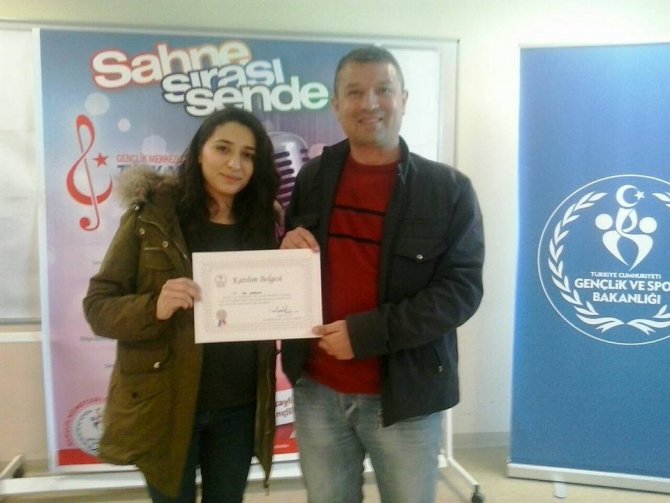 Simav Gençlik Merkezi, ’solo o ses yarışması ve şiir okuma yarışması’nda il birincisi oldu