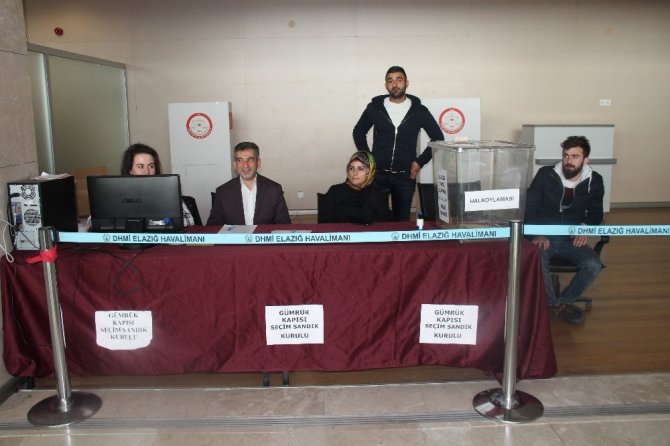 Elazığ Havalimanında referandum oylaması başladı