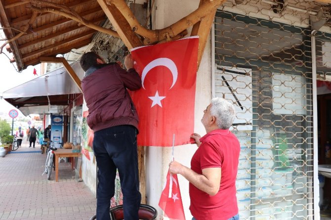 Antalya’da esnafı tedirgin eden meczup