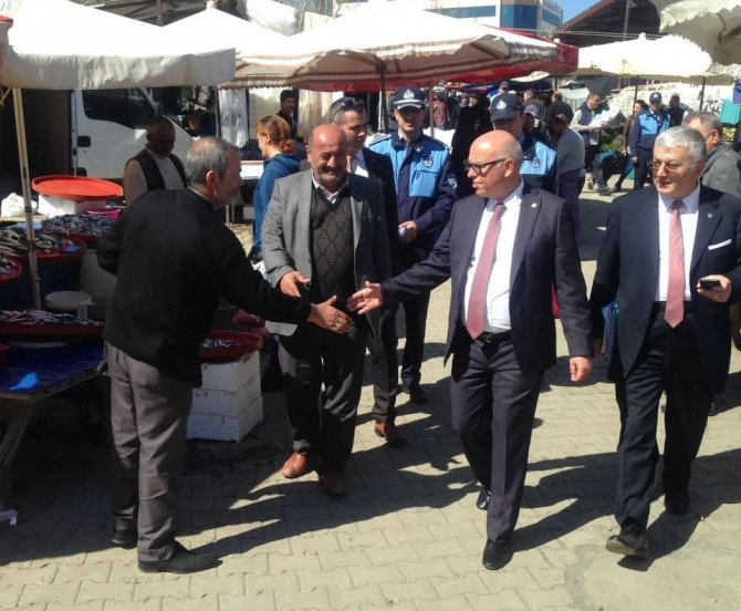 Başkan Eşkinat pazar esnafını tezgahları başında ziyaret etti