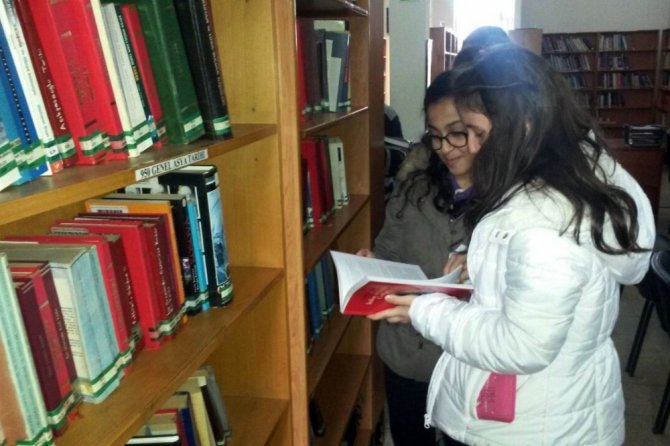 40 Öğrenci 40 kitabı kütüphaneye bağışladı