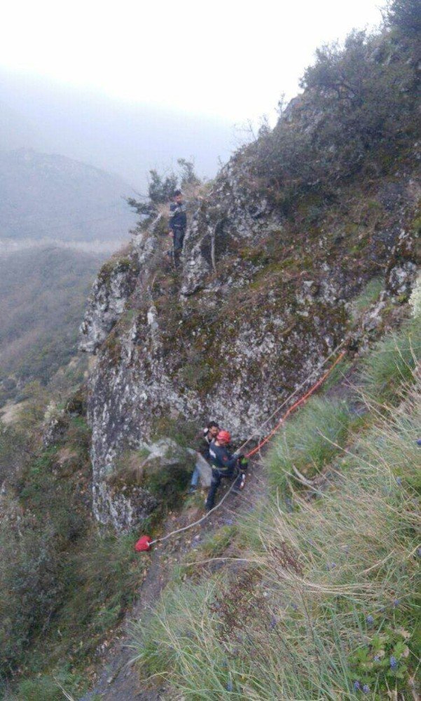 Dağa tırmanmaya çalışan öğrenci kayalıklarda mahsur kaldı