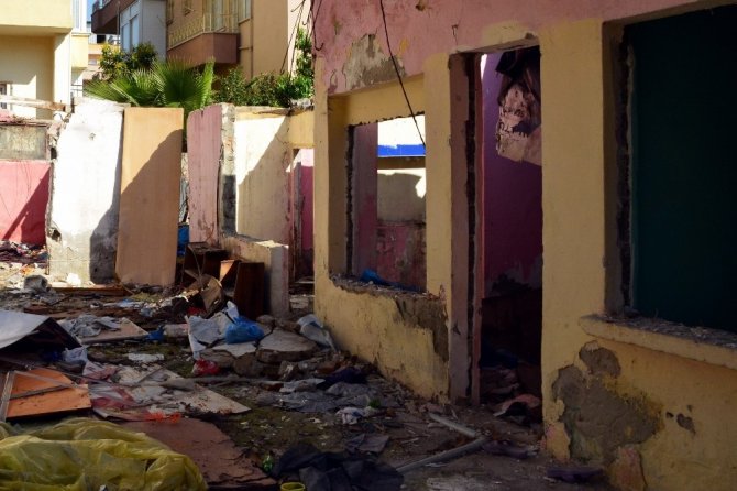 Akdeniz’de tehlike oluşturan metruk bina yıkıldı