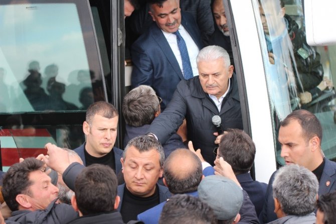 Başbakan Binali Yıldırım Şehit Ömer Halisdemir’in Kabrini Ziyaret Etti