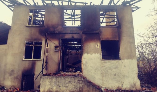 Tosya’da iki katlı ev tamamen yandı