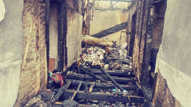Tosya’da iki katlı ev tamamen yandı