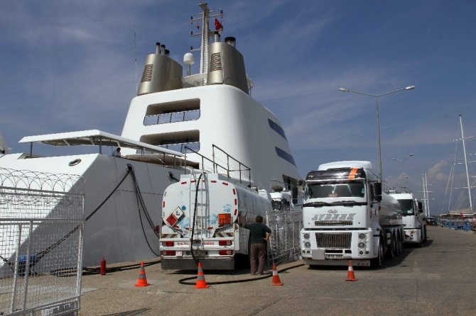 Rus iş adamının yatına 13 tankerle 1 milyon TL’lik yakıt ikmali yapıldı