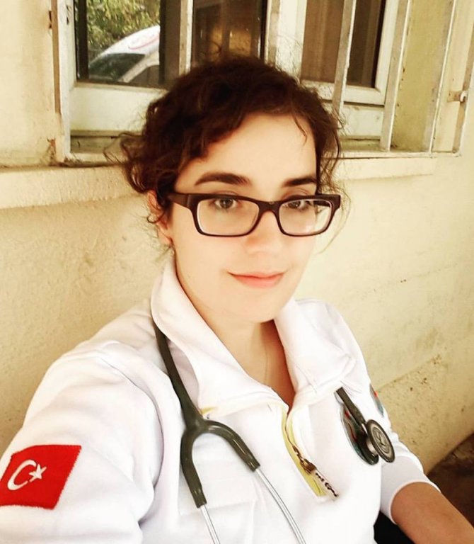 YDÜ Tıp Fakültesi Mezunu Dr. Elif Deliceo, Türkiye’de yılın doktoru seçildi