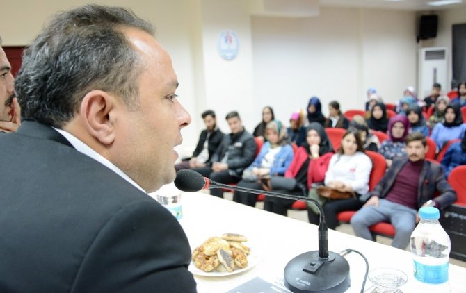 Başkan Karatay gençlere yeni anayasa ve cumhurbaşkanlığı hükümet sistemini anlattı