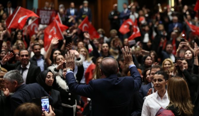 Cumhurbaşkanı Erdoğan kürsüde Bakanlar Kurulu kararını imzaladı
