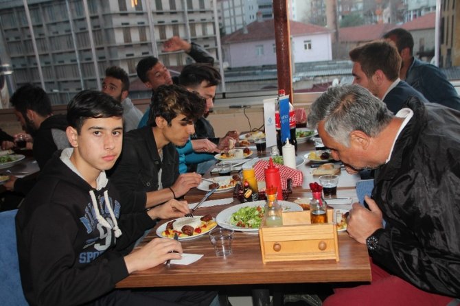 Bilecikspor futbolcuları maç sonrası moral yemeğinde bir araya geldi
