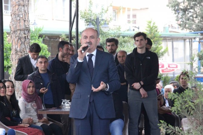 Çalışma ve Sosyal Güvenlik Bakanı Müezzinoğlu gençlerle bir araya geldi
