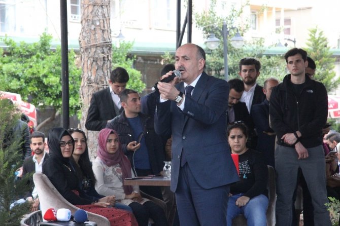 Çalışma ve Sosyal Güvenlik Bakanı Müezzinoğlu gençlerle bir araya geldi