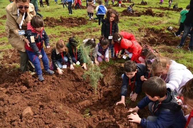 Diyarbakır’da fidan ekim sezonu minik çocuklarla açıldı