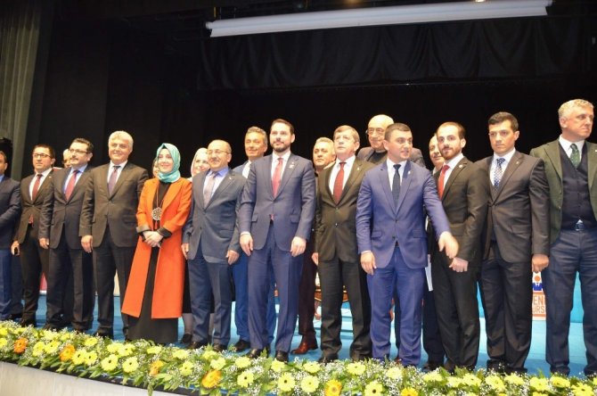 Kabinenin en genç bakanı Trabzon’da gençlerle buluştu
