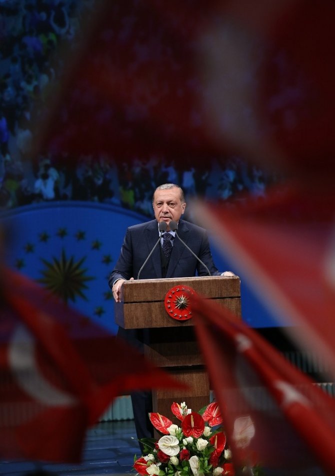 Cumhurbaşkanı Erdoğan kürsüde Bakanlar Kurulu kararını imzaladı