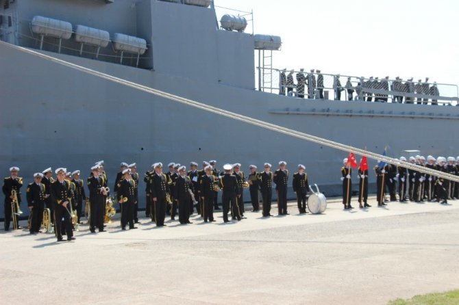 Foça’da TCG Ertuğrul Gemisine hüzünlü veda