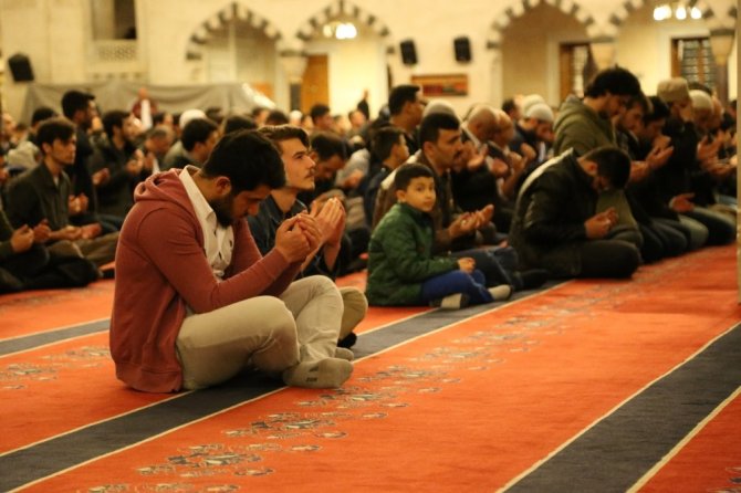Ankaralılar Regaip Kandili’nde camilere akın etti