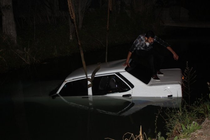 Otomobil su kanalına uçtu