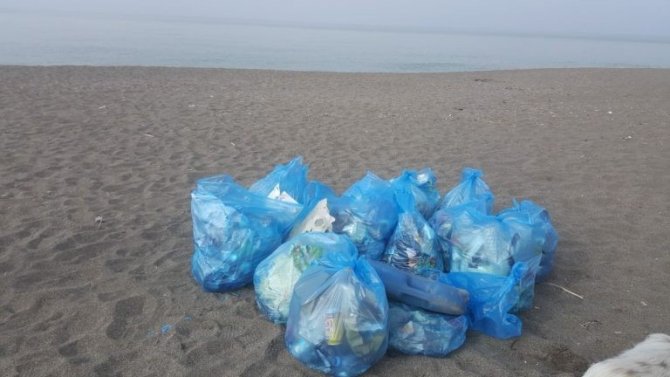 Öğrenciler Akçakoca sahillerini temizledi