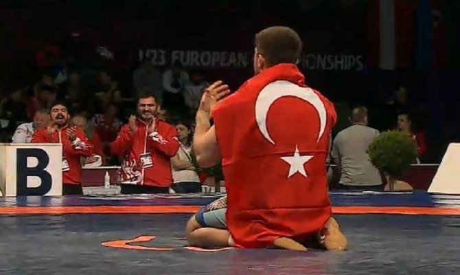 Büyükşehir’in pehlivanı Ertürk, Avrupa Şampiyonu oldu